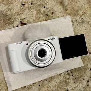 Sony - ZV-1F Vlog Camera for Content Creators and Vloggers - White